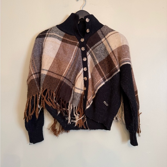 elomelo Plaid Button-Front Poncho Cape with Fringe Trim - Picture 5 of 16